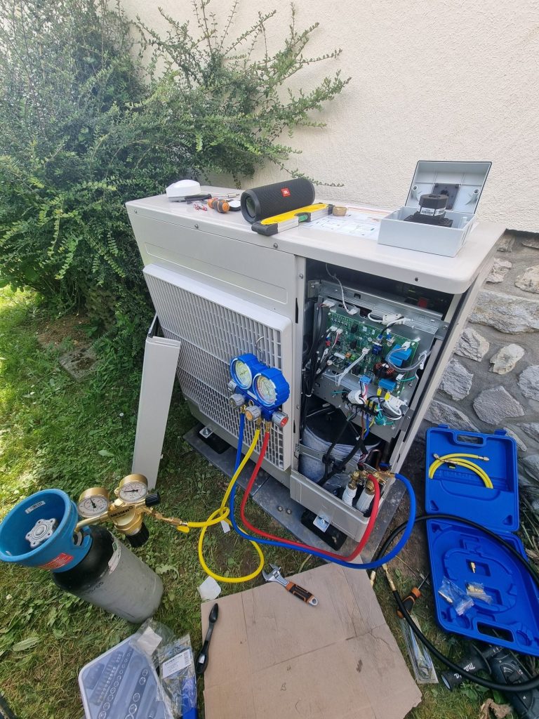 Unité de climatisation partiellement démontée, mise en service en cours 